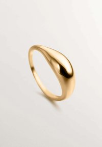 Anillo de color dorado con un diseño de gota suave y redondeada. Presenta un acabado pulido y una forma ligeramente cónica. Simple y elegante.