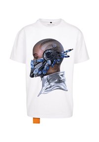 Balta marškinėliai, puošti grafiniu dizainu, vaizduojančiu robotinę galvą su mėlyna ir sidabrine mechanine kauke, taip pat lygiu sidabriniu apykakle ir oranžiniu ženkliuku.