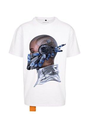 Bijela majica s grafičkim dizajnom robotske glave s plavom i srebrnom mehaničkom maskom, uz glatki srebrni ovratnik i narančastu oznaku.