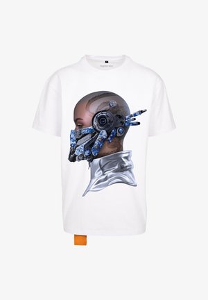 Biela T-shirt s grafickým dizajnom roboticj hlavy so modrou a striebornou mechanickou maskou, hladkým strieborným golierom a oranžovým štítkom.