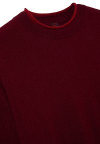 Pull en maille bourgogne avec un col rond, présentant une bordure contrastante rouge. Texture douce avec des poignets et un ourlet côtelés.
