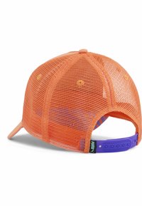 Oranžna mrežasta bejzbol kapa z plastičnim nastavljivim trakom, enotnim hrbtom in logotipom v zeleni barvi na traku.