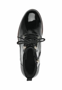 Bottines en cuir verni noir avec une pointe ronde, accents en métal doré, intérieur texturé et lacets noirs.