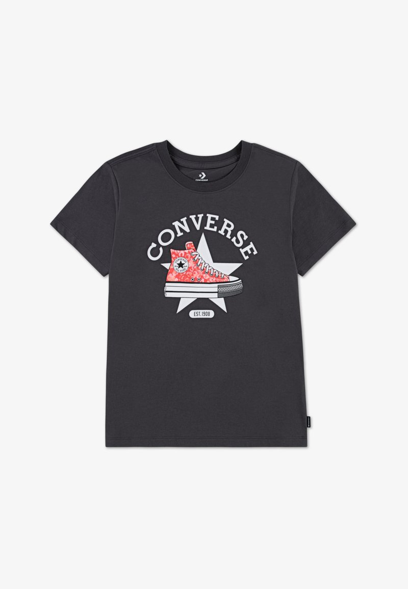 Σκούρο γκρι βαμβακερό t-shirt με ένα σχέδιο από ένα κόκκινο αθλητικό παπούτσι Converse με λευκές λεπτομέρειες και κείμενο πάνω του, απεικονισμένο σε ένα αστέρι.