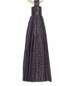 Tassel en cuir violet foncé, avec des plis verticaux et une texture lisse. Attaché à un anneau en métal doré circulaire.