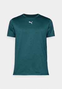 Teal kortermet t-skjorte laget av pustende stoff. Har rund hals og en hvit Puma-logo på den øvre brystdelen.
