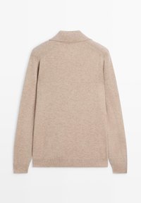 Maglione beige lavorato a maglia con collo alto, polsini a costine e tessuto strutturato. La vista posteriore mostra un design semplice e pulito.