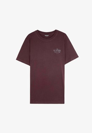 Burgunderfarbiges Baumwoll-T-Shirt mit Rundhalsausschnitt, kurzen Ärmeln und einem kleinen weißen Logo auf der Brust. Weiche Textur und klassischer Schnitt.