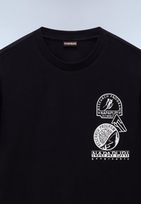 Černé bavlněné tričko s třemi bílými grafickými potisky, včetně loga a ilustrací, a žebrovaným kulatým výstřihem.