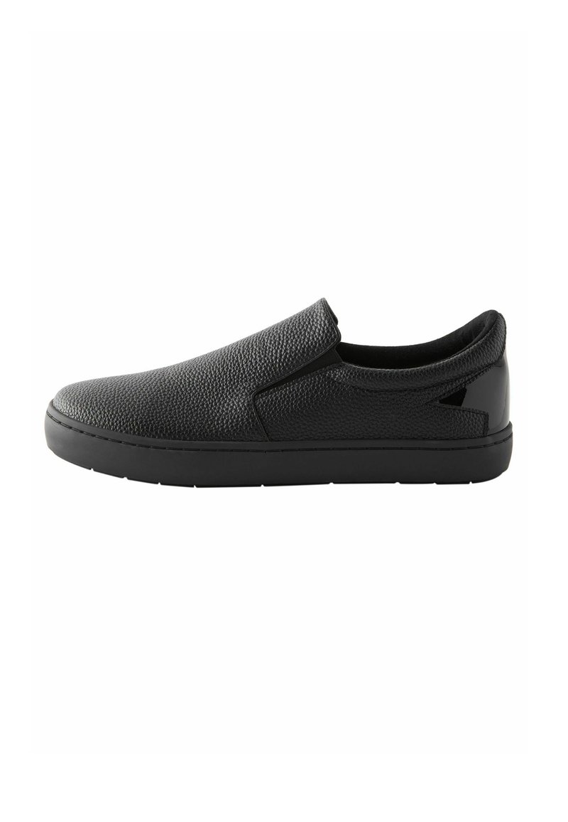 Pantofi negri slip-on din piele texturată, cu un toc neted, vârf rotund și o talpă plată din cauciuc, cu accente minime.