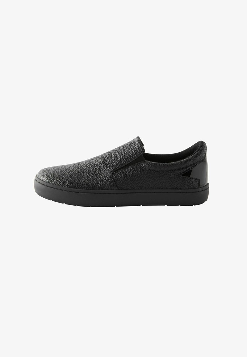 Des chaussures noires à enfiler en cuir texturé, avec un talon lisse, un bout rond et une semelle en caoutchouc plate avec des accents minimaux.