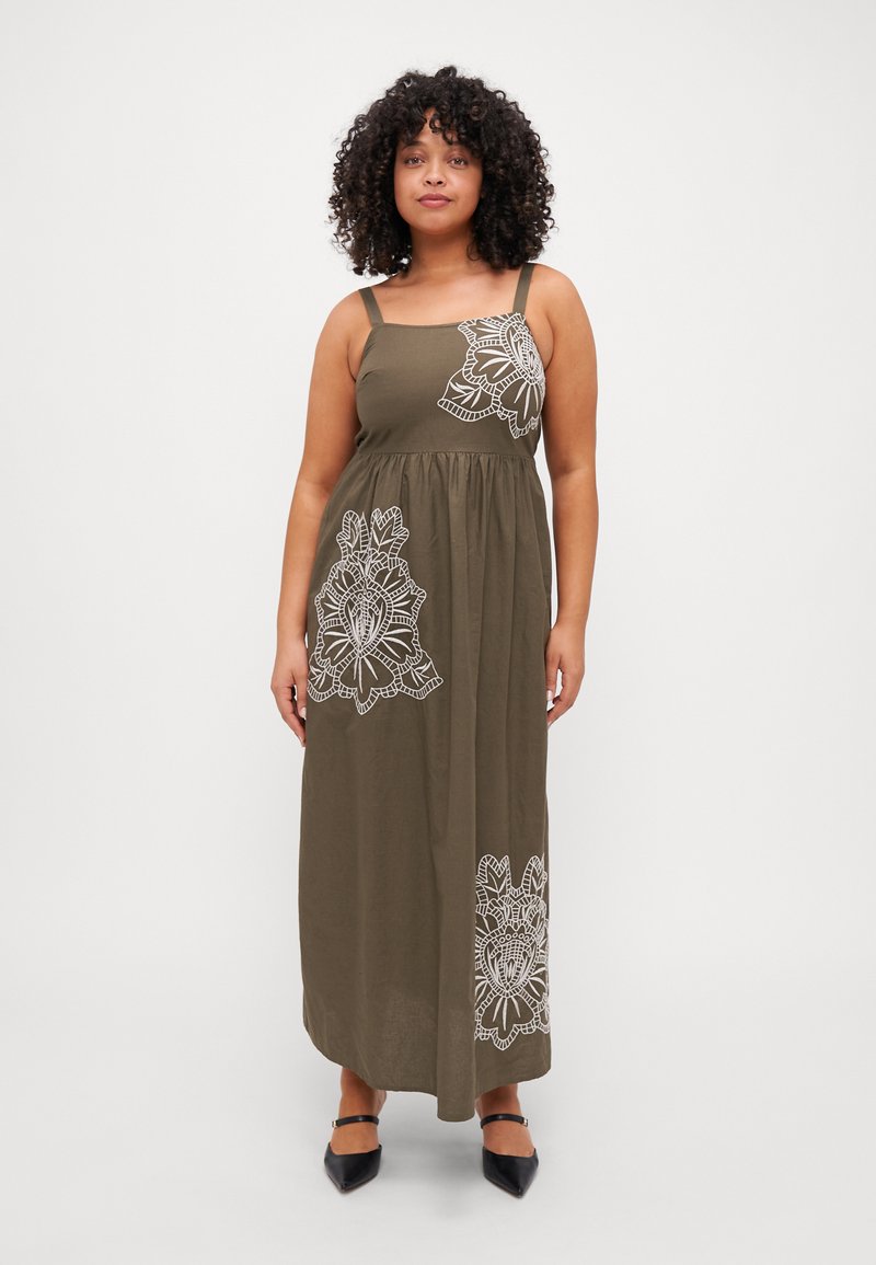 Robe maxi vert olive en tissu léger avec des motifs floraux brodés en blanc, dotée de fines bretelles et d'une taille froncée.