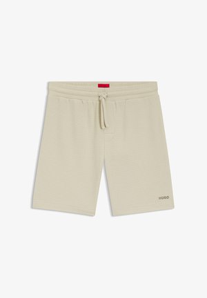 Beige Waffel-Strickshorts mit Kordelzugbund und Seitentaschen, mit kleinem "HUGO"-Logo am unteren rechten Bein.