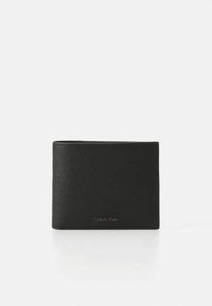 Portefeuille bifolds en cuir noir avec une surface texturée, mettant en avant un logo de marque en argent. Design minimaliste sans quincaillerie ou accents visibles.