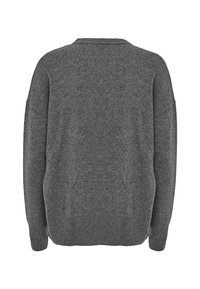Maglione grigio lavorato a maglia con un ampio scollo, spalle cadenti e orlo a coste. Il tessuto ha una finitura morbida e texturizzata.