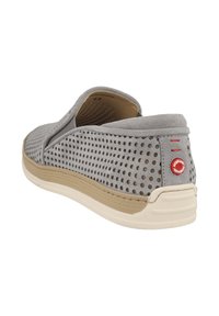 Šedá slip-on obuv s perforovaným svrškem, měkkou semišovou texturou, tanovou gumovou podrážkou a červeným kruhovým logem na patě. Velikost 42.