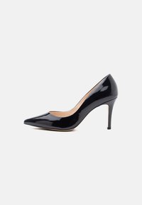 Escarpin en cuir verni noir avec un bout pointu, un talon aiguille mince et une finition lisse. L'intérieur est beige. Design classique.
