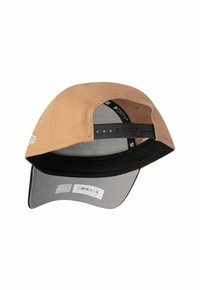 Beige Kappe mit gebogenem Schirm, weichem Stoff und schwarzem Schweißband. Verfügt über einen verstellbaren Snapback-Verschluss und einen grauen Unterrand. Minimale Markenkennzeichnung sichtbar.