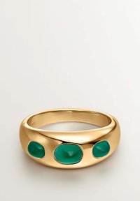 Anillo de oro con una banda lisa y redondeada que presenta tres piedras verdes de formas irregulares engastadas con acentos de plata.