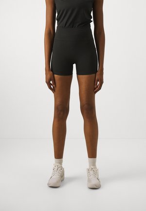 Höga svarta shorts med en slät yta. Utformade för komfort, med en tight passform och minimala sömmar för enkel rörelse.