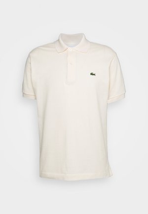 Camisa polo crema hecha de algodón, con un collar clásico, mangas cortas y un logo bordado verde en el pecho.