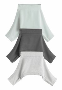 Tre top a coste impilati: verde chiaro, grigio scuro e grigio chiaro. Ciascuno ha un collo arrotondato, maniche corte e bottoni a pressione.