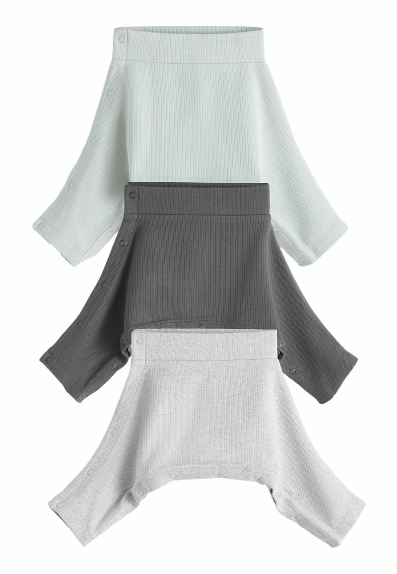 Tre top a coste impilati: verde chiaro, grigio scuro e grigio chiaro. Ciascuno ha un collo arrotondato, maniche corte e bottoni a pressione.