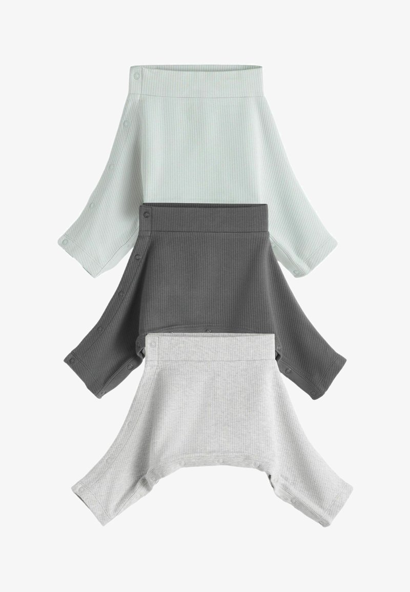 Tre top a coste impilati: verde chiaro, grigio scuro e grigio chiaro. Ciascuno ha un collo arrotondato, maniche corte e bottoni a pressione.