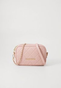 Rózsaszín steppelt bőr oldaltáska aranyláncos pánttal és arany hardverrel, téglalap alakú, előoldalán dombornyomott logóval.