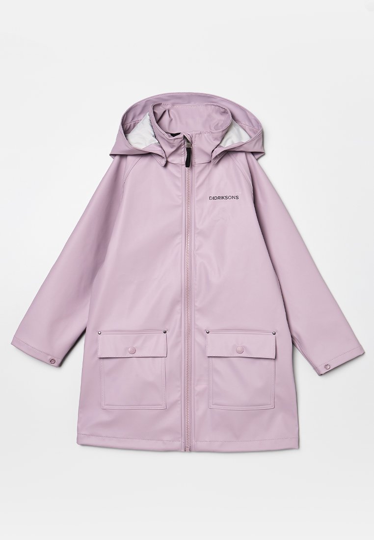 Lavende Didriksons Regenjacke mit Kapuze, Frontreißverschluss, zwei Druckknopf-Pattentaschen und langen Ärmeln, flach auf einem weißen Hintergrund präsentiert.