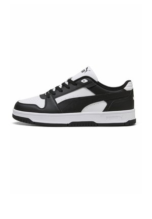 Baskets basses Puma noires et blanches avec lacets noirs, bout perforé et semelle blanche avec détails de crampons noirs.
