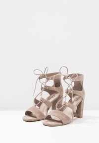 s.Oliver Sandaalit nilkkaremmillä - grey