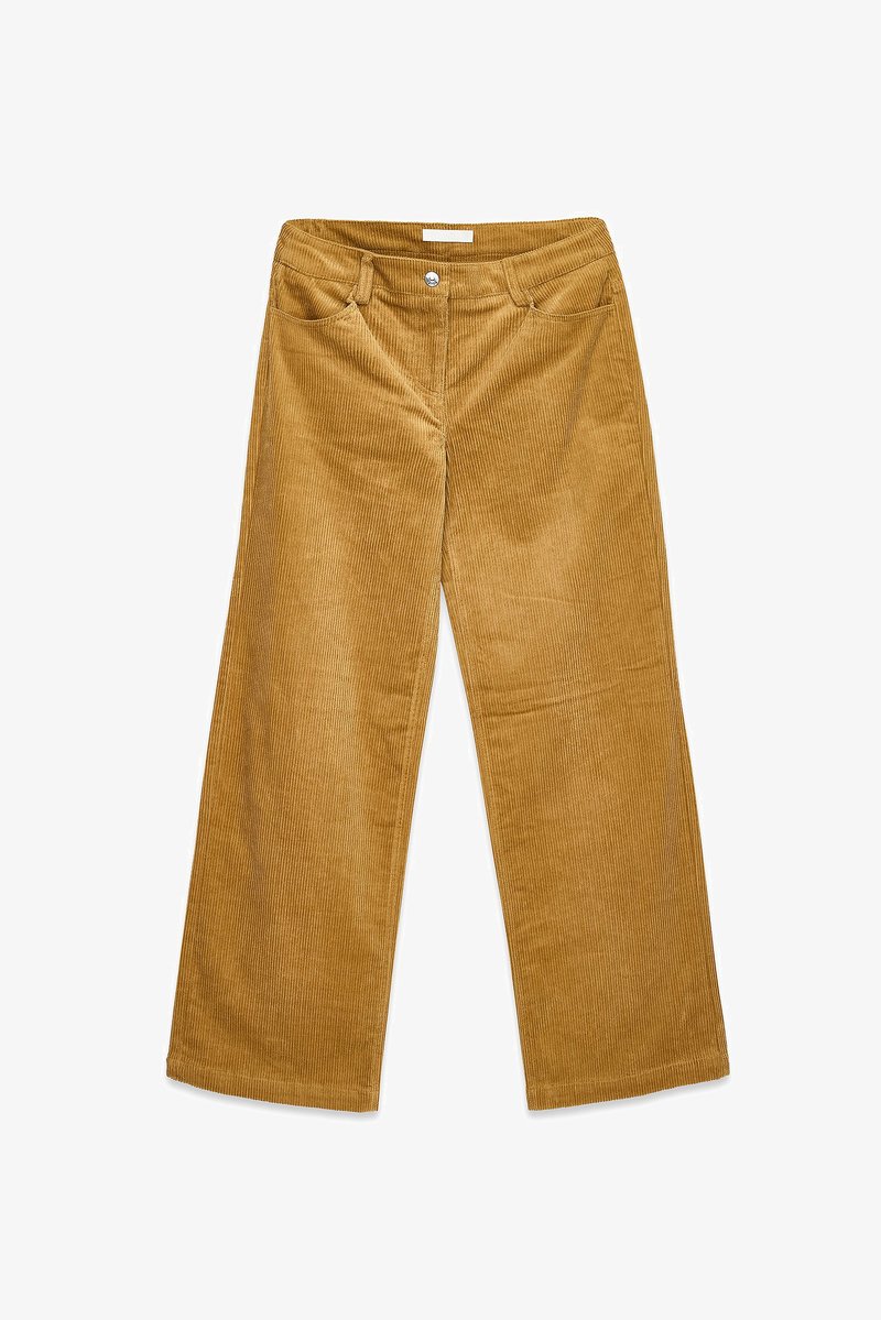 Kárované nohavice s širokými nohavicami v teplej horčicovej farbe. Obsahujú dve predné vrecká a zapínanie na gombík. Textúrovaná tkanina s vertikálnymi pruhmi.