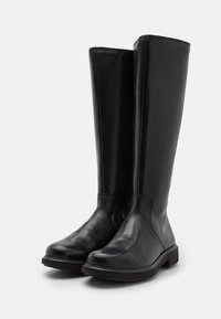 Stivali neri in pelle al ginocchio con finitura liscia, punta rotonda e suola a bassa trazione. I dettagli della cucitura laterale migliorano il design.