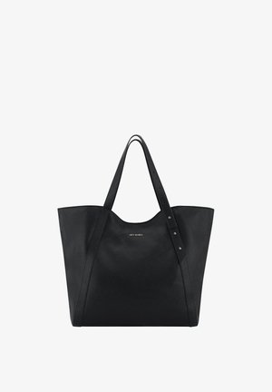 Zwarte leren schoudertas met een gestructureerde afwerking, opvallende zijnaad en dubbele schouderbanden met metalen accenten. Logo is op de voorkant gedrukt.