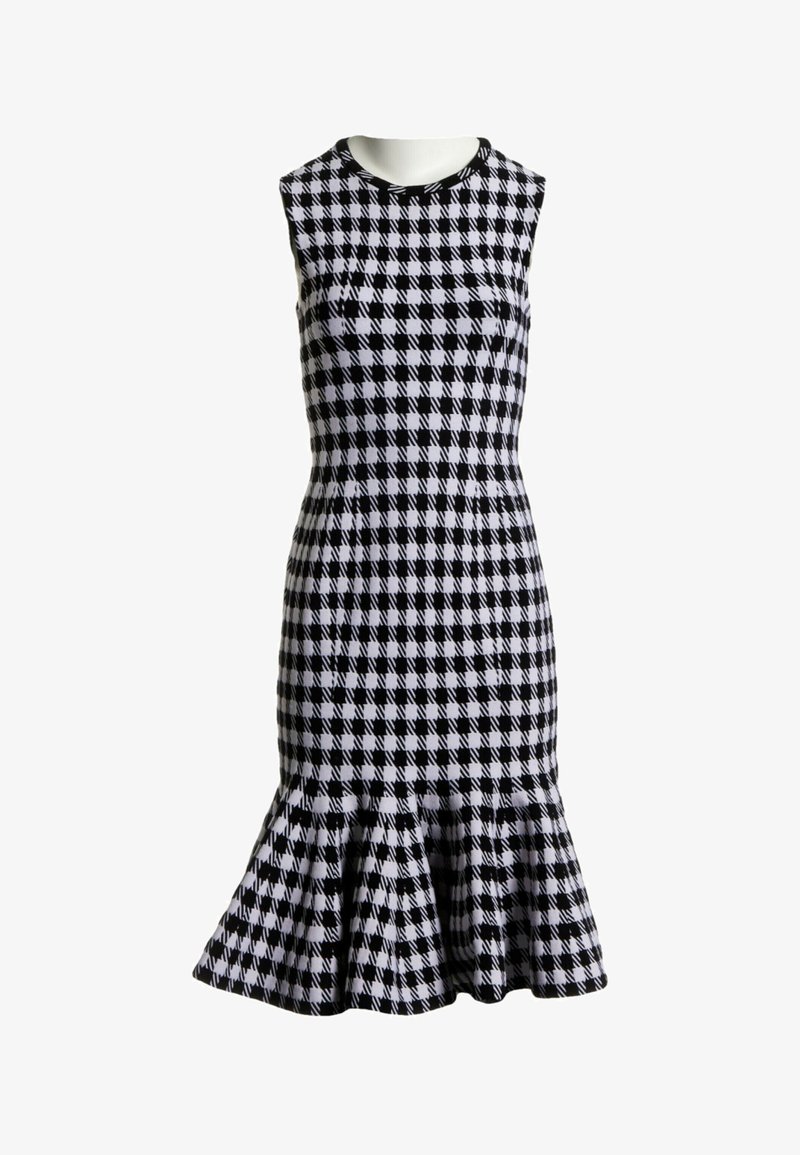 Robe sans manches à carreaux noirs et blancs avec un corsage ajusté et un ourlet volanté évasé.