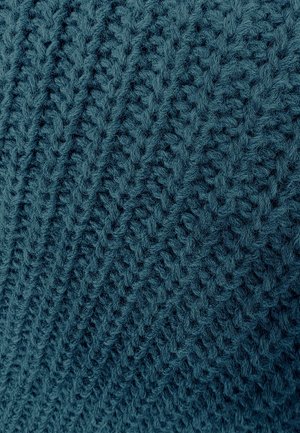 Teksturowana dzianina z głębokim zielonym odcieniem, z prążkowanym wzorem, zawierająca wypukłe skośne linie i miękkie, puszyste wykończenie.