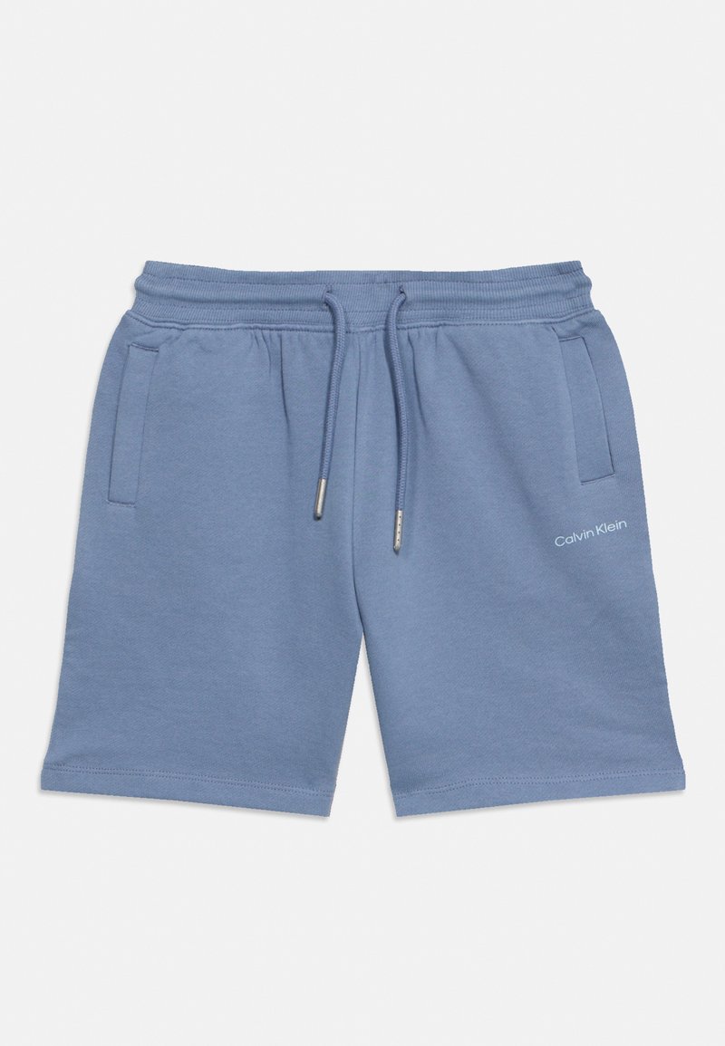 Μπλε σορτς Calvin Klein με ελαστική μέση με κορδόνι και πλαϊνές τσέπες σε λευκό φόντο.