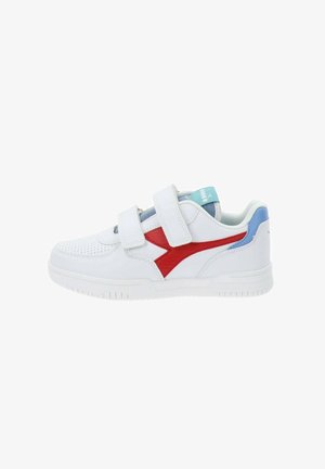 Sneaker bianca con accenti rossi e blu, caratterizzata da un esterno in pelle liscia, dettagli perforati e due cinghie a strappo per la chiusura.