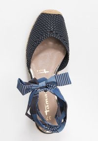 Pletené námořnicky modré espadrilky s jutovou podrážkou, vybavené modrým vzorovaným šněrováním kolem kotníku a otevřenou špičkou. Hladká vnitřní podšívka s detailem loga.