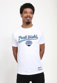 Henry Tiger PARK FIELDS VARSITY SHIELD - T-shirt z nadrukiem