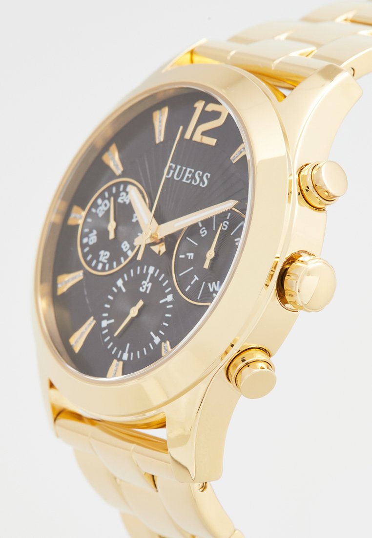 Reloj de acero inoxidable dorado con un dial negro, tres subdiales y marcadores de hora en negrita. Cuenta con una pulsera de eslabones y funciones de cronógrafo.