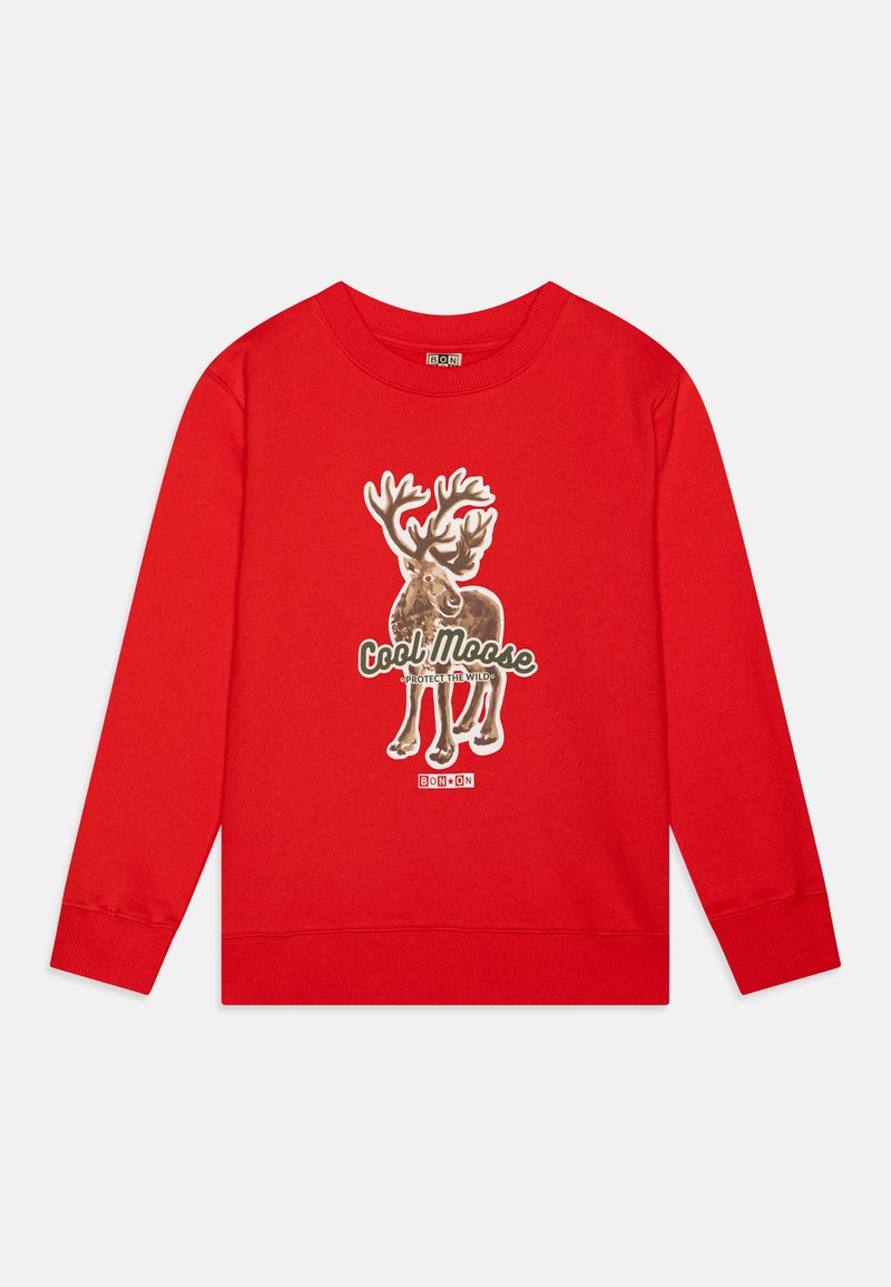 Rød hettegenser med rund hals, med et sentralt grafisk motiv av en elg, med grønn og hvit tekst "Cool Moose" under. Myk tekstur.