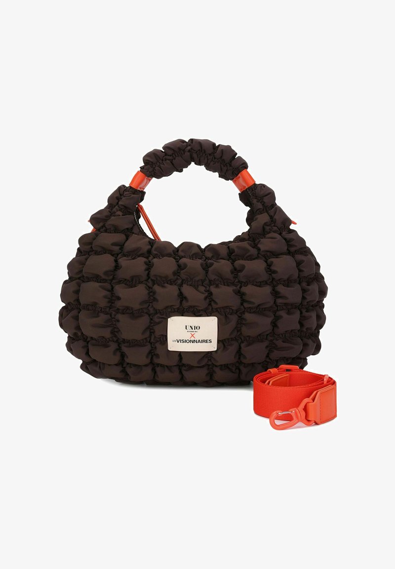 Bolso marrón acolchado con textura fruncida, con una correa y detalles en naranja. Incluye una correa de hombro naranja desmontable.