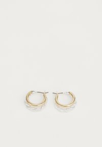 Orecchini a cerchio in oro e argento con texture intrecciata e superficie esterna liscia. Chiusura a perno posteriore sicura per una facile vestibilità.