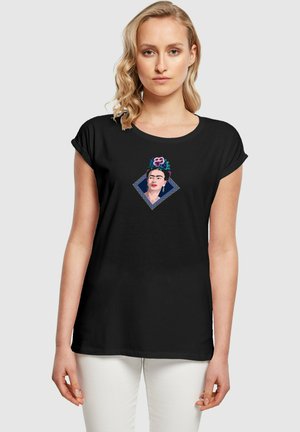 Schwarzes T-Shirt mit einem grafischen Design eines Frauenporträts, umgeben von einem diamantförmigen Rahmen, in Farben wie Blau, Pink und Grün.