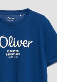 Blaues s.Oliver T-Shirt mit Rundhalsausschnitt und weißem Schriftzug „Oliver Elevated Essentials Since 1969“ auf der Vorderseite.