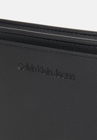 Calvin Klein Jeans SCULPTED SHOULDER POUCH MONO - Kézitáska - black
