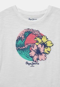 Camiseta blanca de manga corta con un gráfico colorido de ola y flor. El gráfico incluye tonos en rosa, verde y amarillo con el logo "Pepe Jeans London".