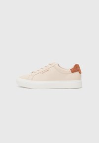 Sneaker rosa chiaro con tomaia in pelle liscia, suola in gomma bianca e accento in suede marrone sul tallone; logo Calvin Klein in rosso.